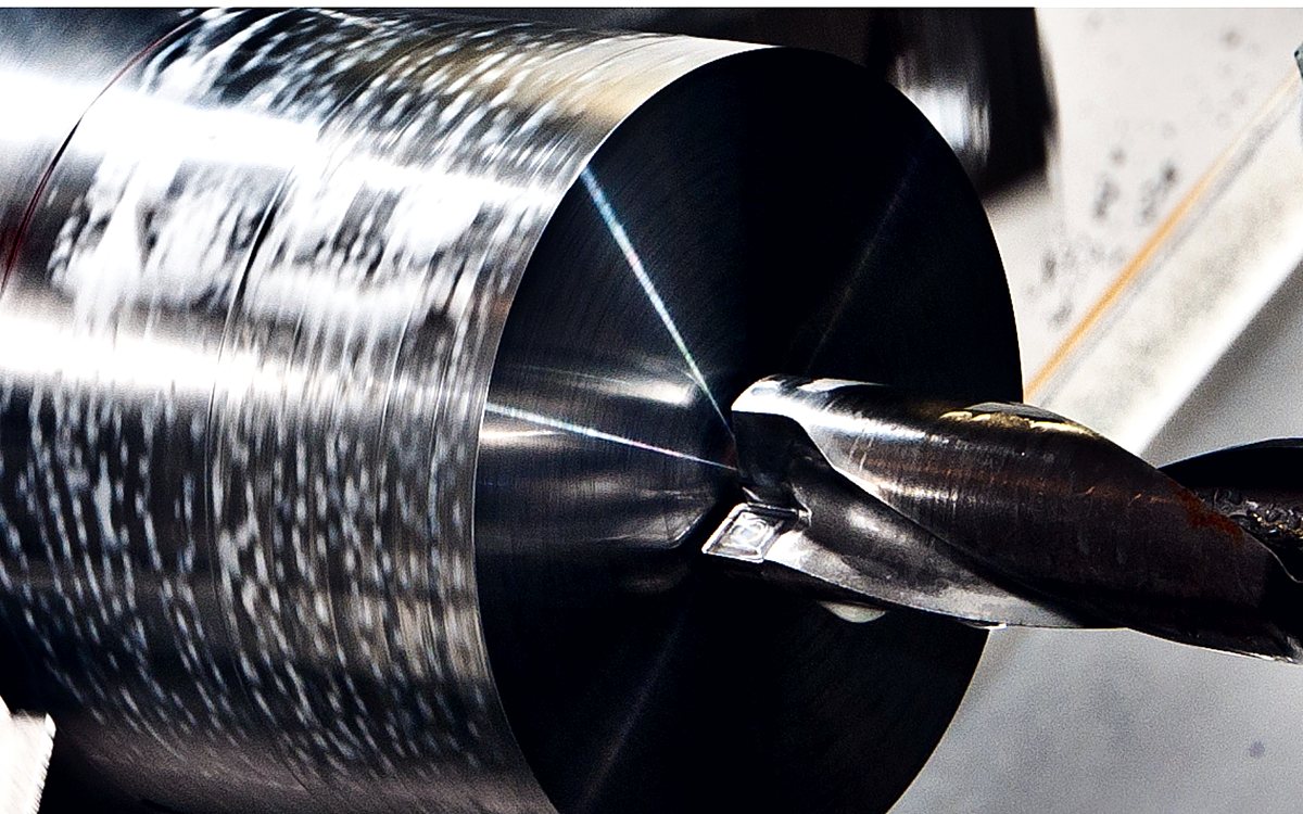 Torno CNC maquinando una pieza de acero