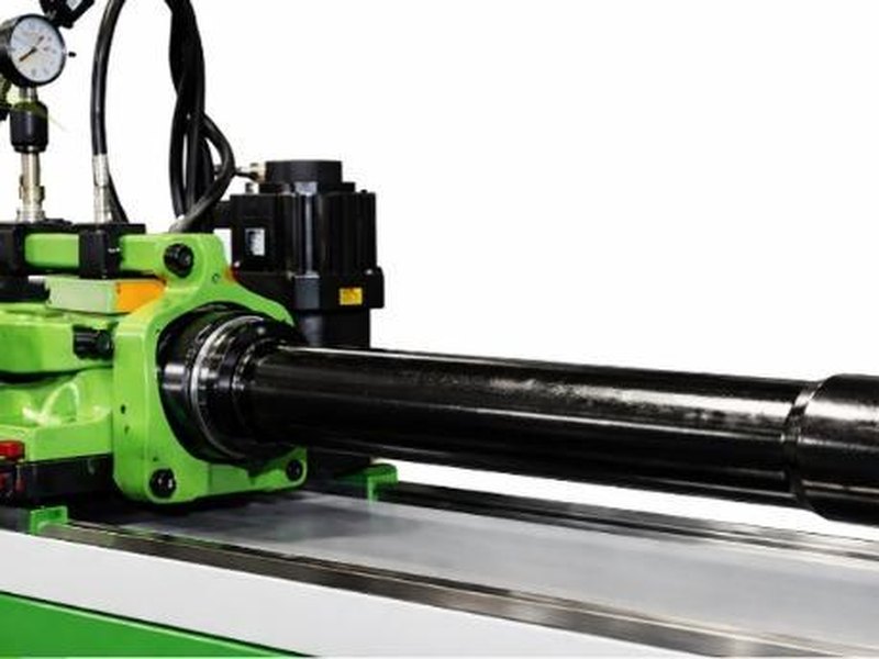 Feed carriage on linear guides with hydraulic mandrel