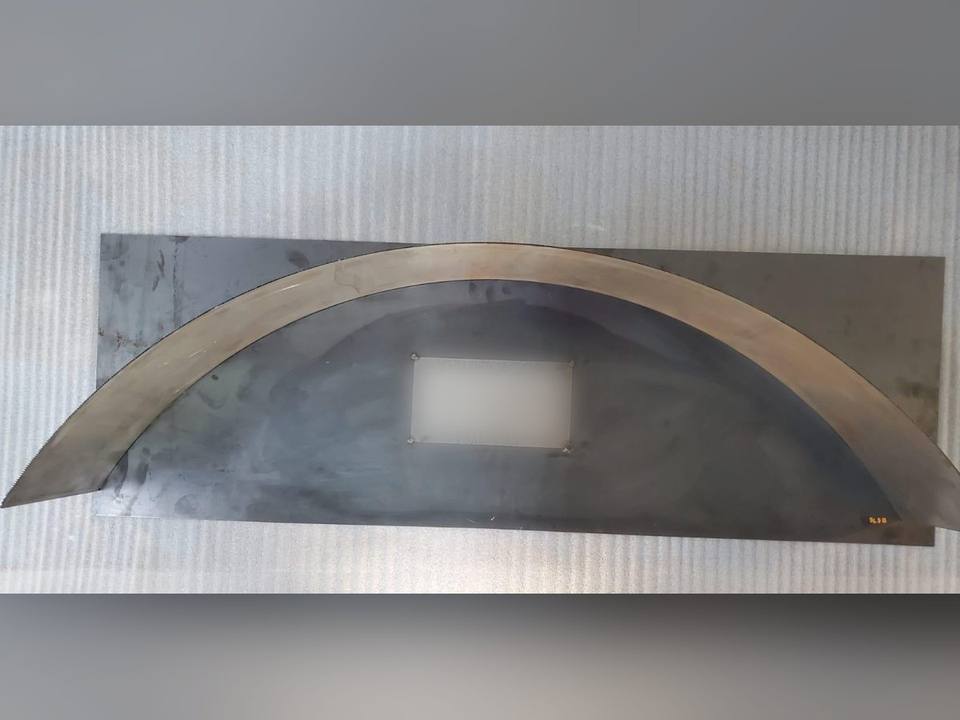 Arco rolado sobre escantillón para revisar la curvatura