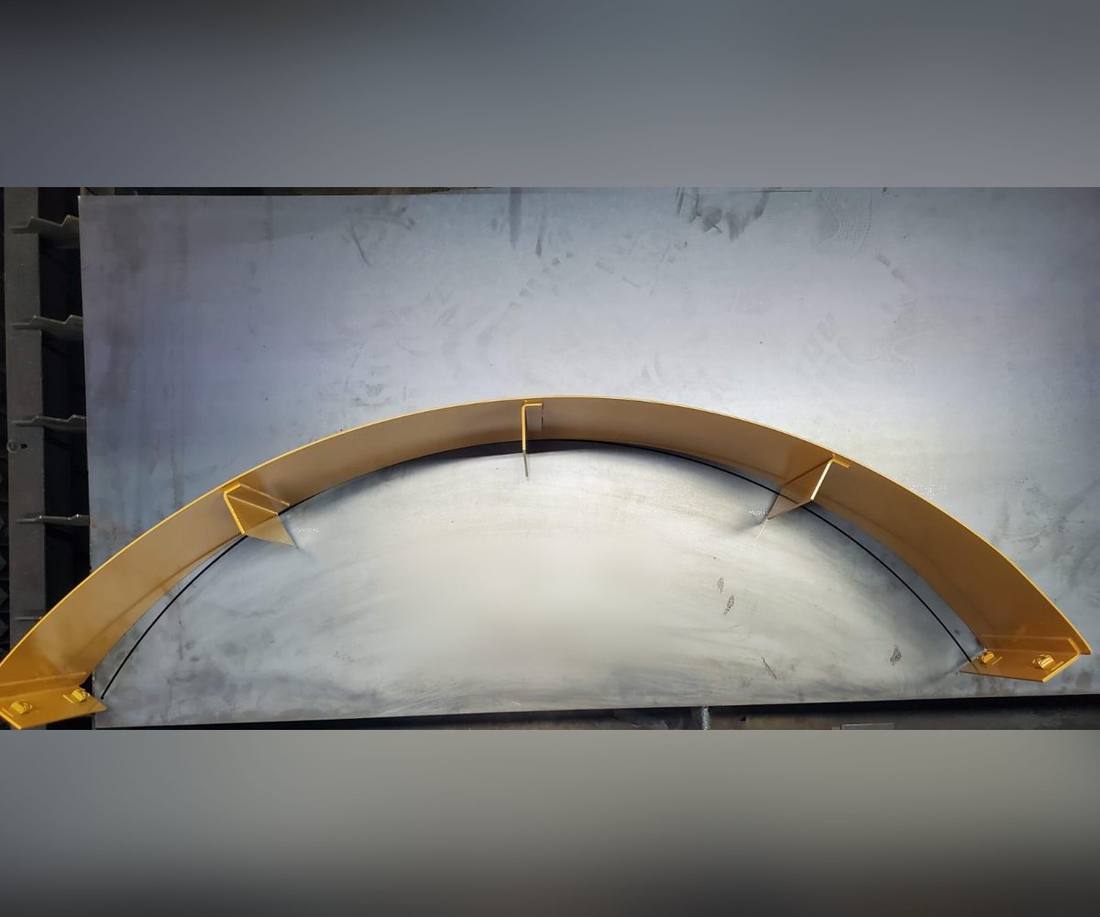Arco rolado con cartelas soldadas y pintura